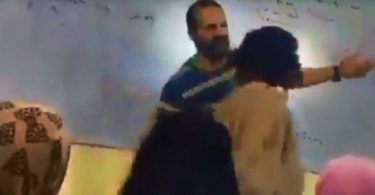 فيديو : الوجه المظلم للتعليم بمصر : مدرس يتحرش بطالبة وسط ضحكات الطالبات !