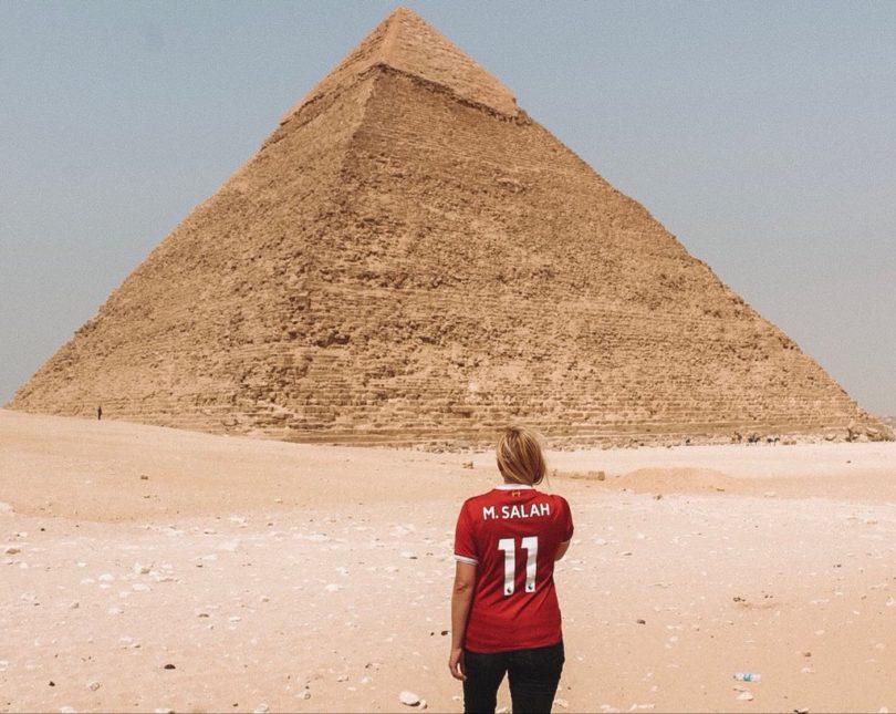 صلاح يطمئن على مشجعة بعد جولة سياحية في مصر بقميصه