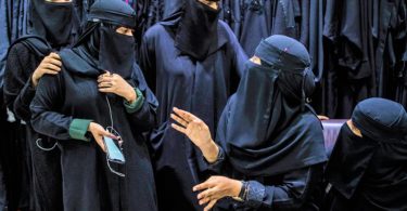 ولي العهد السعودي يدعو السعوديات الي عدم ارتداء العبايات ويصفها بالملبس الغير ضروري
