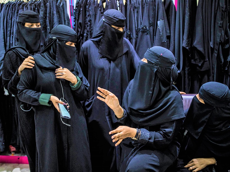 ولي العهد السعودي يدعو السعوديات الي عدم ارتداء العبايات ويصفها بالملبس الغير ضروري