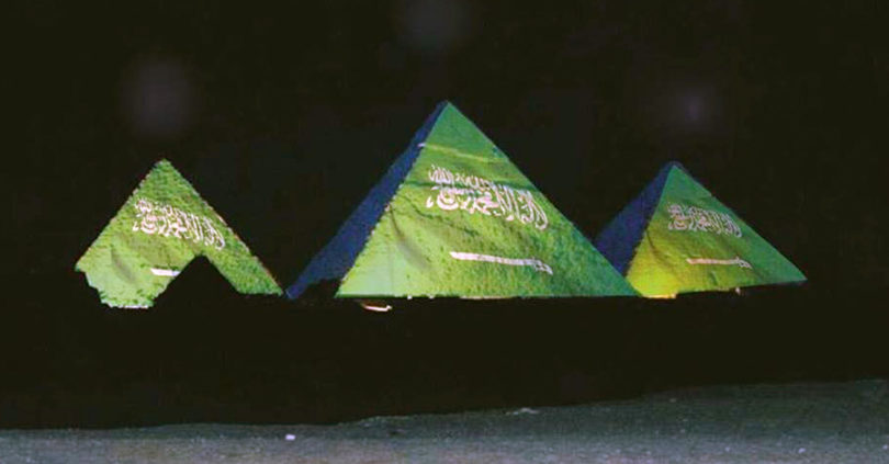 علم السعودية يضيء الاهرامات