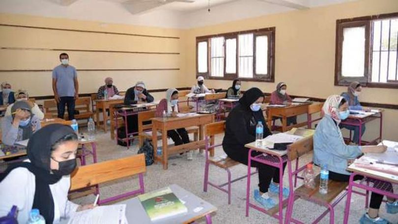 طلاب الصف الثالث الثانوي أثناء أداء امتحان