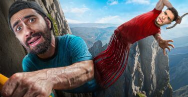 انا و بولتكس ملزوقين في بعض غصب عننا !! 😭 هو النص الي تحت وانا النص الي فوق