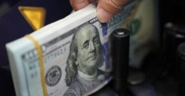 سعر الدولار مقابل الجنيه - تفاصيل الخبر