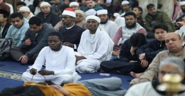 موعد اذان العشاء اليوم - تفاصيل الخبر